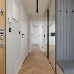Appartement Air Conditioned In With Parking And Desk By Renters