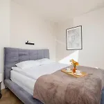 Appartement Air Conditioned In With Parking And Desk By Renters *