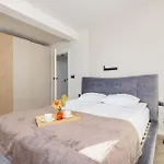 Air Conditioned In With Parking And Desk By Renters *