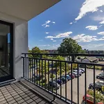 Air Conditioned In With Parking And Desk By Renters Appartement *