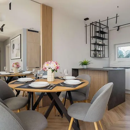 Appartement Air Conditioned In With Parking And Desk By Renters *