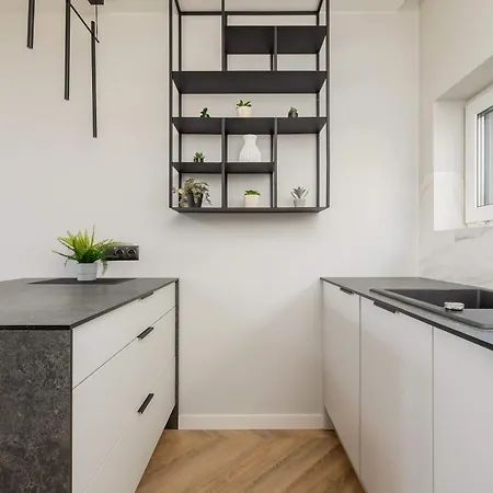 Air Conditioned In With Parking And Desk By Renters 아파트