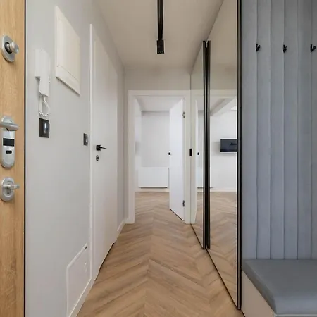 아파트 Air Conditioned In With Parking And Desk By Renters