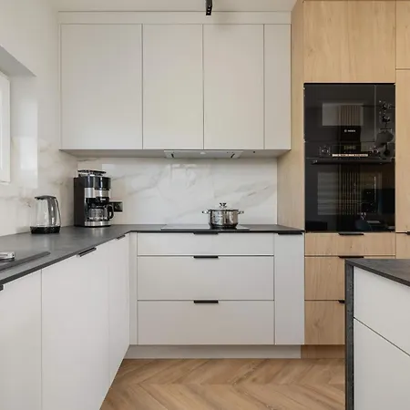 Air Conditioned In With Parking And Desk By Renters