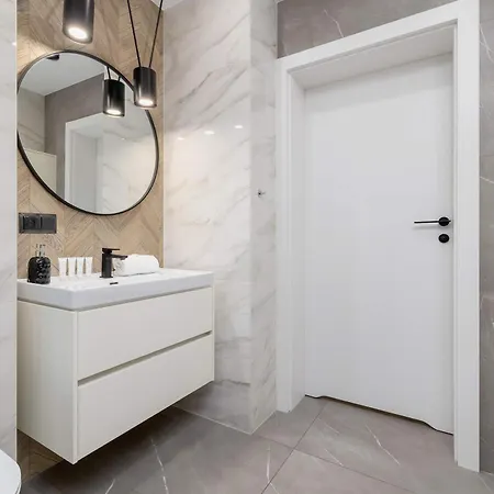 Air Conditioned In With Parking And Desk By Renters