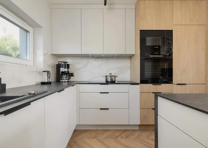 Air Conditioned In With Parking And Desk By Renters