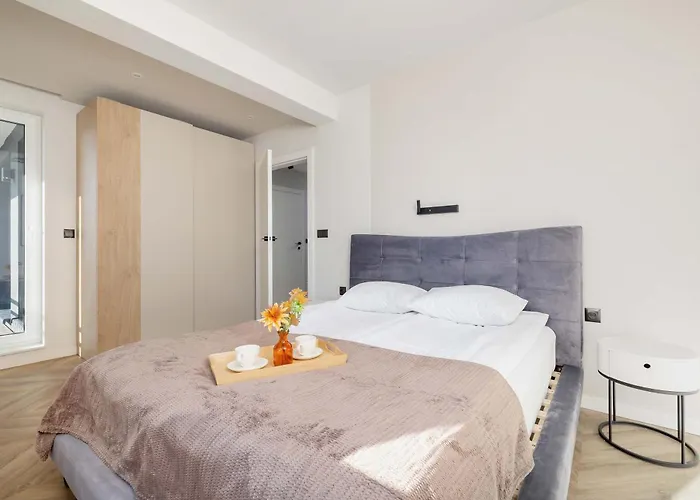 Air Conditioned In With Parking And Desk By Renters *