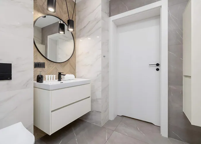 Air Conditioned In With Parking And Desk By Renters